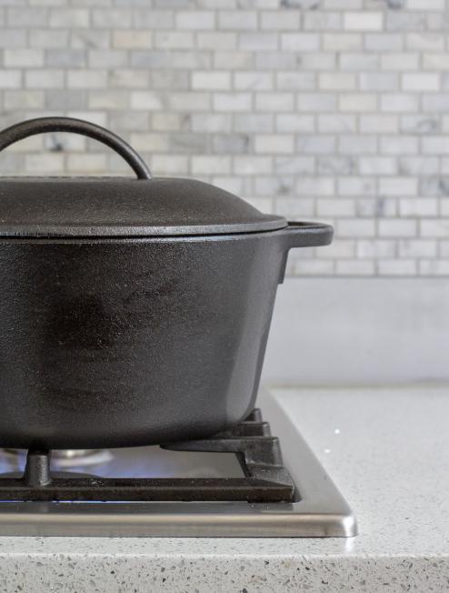 Lodge 4 quart Seasoned Cast Iron Dutch Oven – Kitchen Hobby